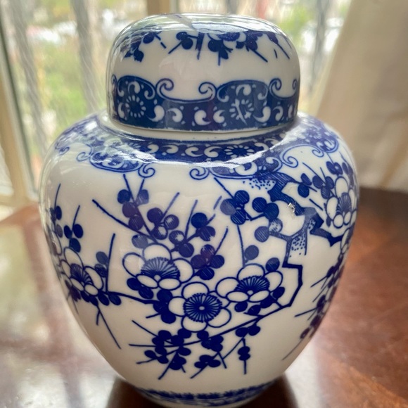 Vintage Chinese blue & white floral ginger Spicejar lined unmarked